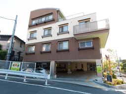 茶色の建物の外観