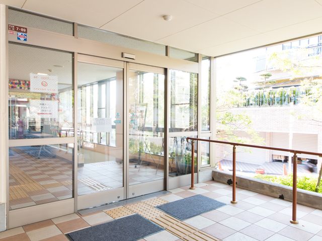 エントランスの自動ドア 玄関 開放感あるエントランスです。自動ドアにより、どなたでも気軽に出入り可能です。