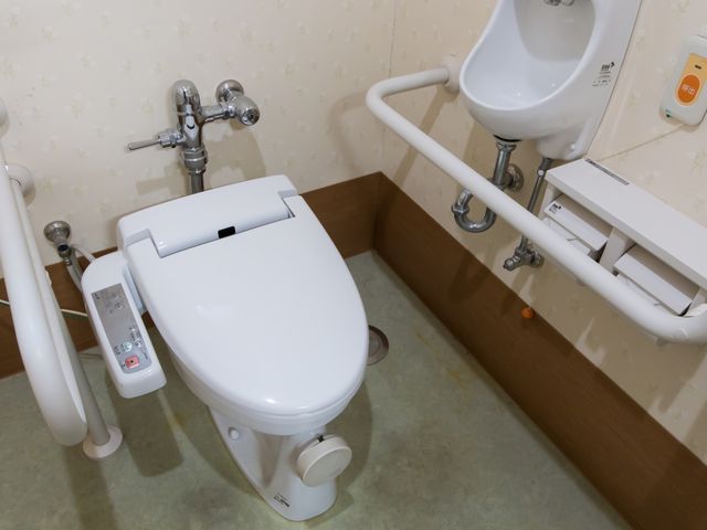 バリアフリートイレ設備 トイレ 手すり完備の清潔なトイレです。安心して利用できる作りになっており、働く環境も整っています。