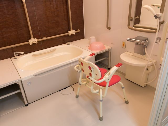 手すり付きの浴室 浴室 使いやすさを考えた浴室は、手すりやシャワーチェアを完備し、安全にお使いいただけます。お一人お一人のニーズに応じた快適さを提供します。