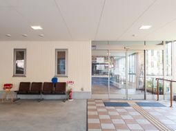 明るいエントランス空間