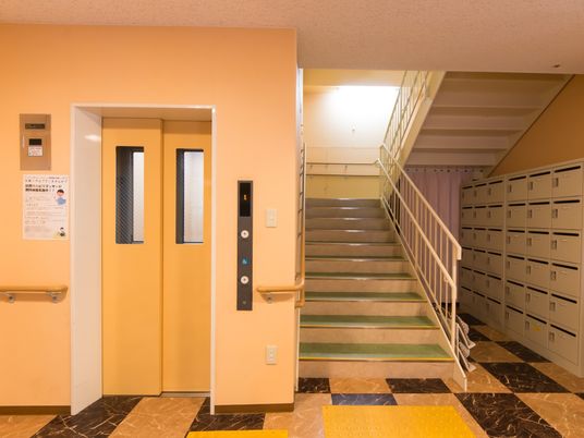 エレベーターと階段のある廊下