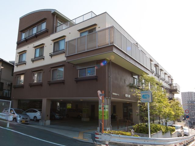 清潔感のある建物外観 外観 朝日が差し込む快適な施設です。明るい環境で就業を希望する方にお勧めいたします。