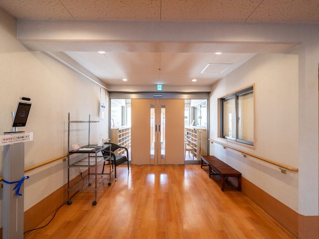 清潔な廊下と出入口
