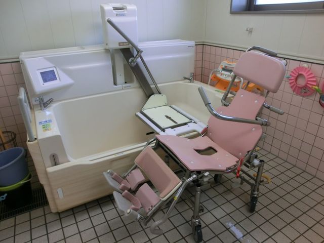 バリアフリー設計の浴室