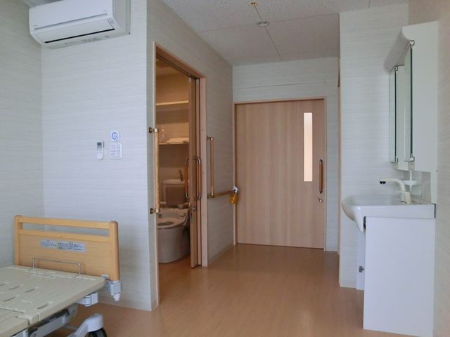 居室のベッドと洗面台