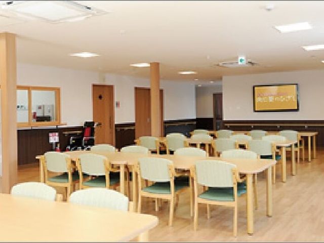 清潔感溢れる職員室 食堂 清潔で明るい食堂での業務。様々なサポートができるスタッフをお待ちしています。