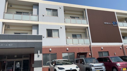駐車場と建物の外観