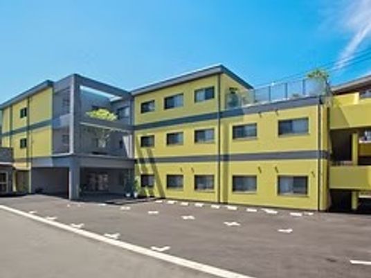 明るい外観の建物  