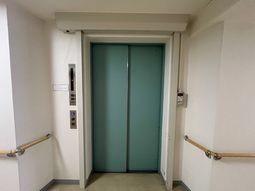 手すり付きのエレベーター