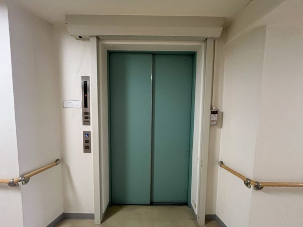 手すり付きのエレベーター