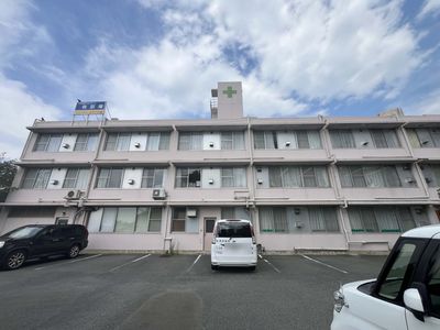 白い建物の外観