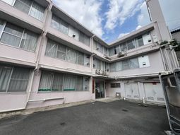 明るい建物外観