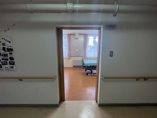 明るい居室の廊下