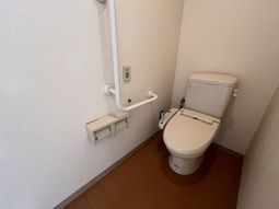 手すり付きのトイレ