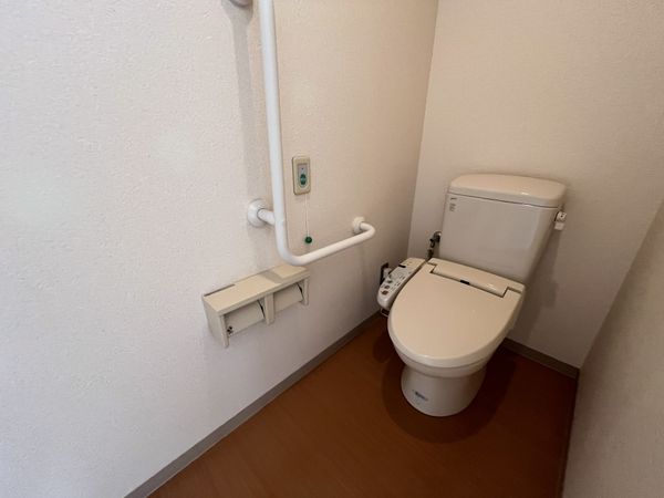 手すり付きのトイレ