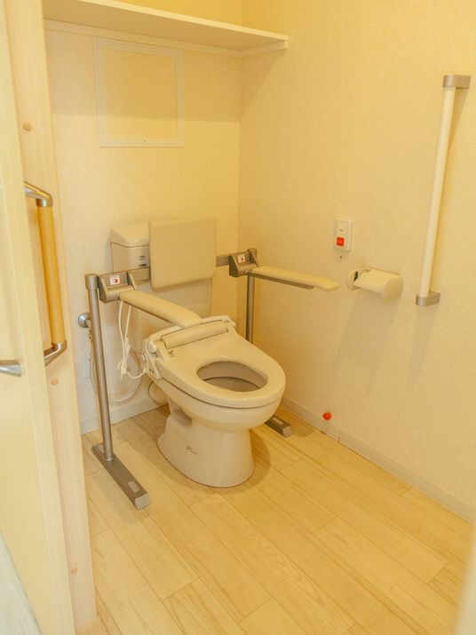 バリアフリー設計のトイレ