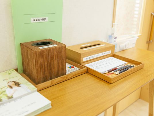 受付と案内資料の机