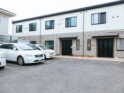 明るい建物の外観