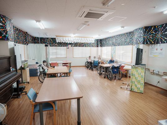 明るい居室の様子