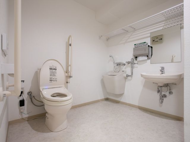 バリアフリー設計のトイレ トイレ 手すりが設置された広々としたトイレです。安全かつ自立した日常生活をサポートします。