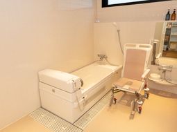 バリアフリーの浴室設備