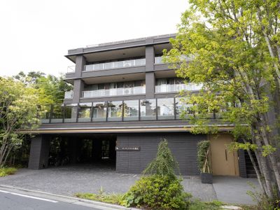 緑に囲まれたモダンな外観