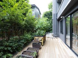 緑豊かなベランダ空間