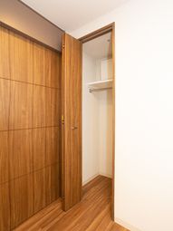 明るいクローゼットのある室内