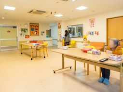 多目的スペースと人々