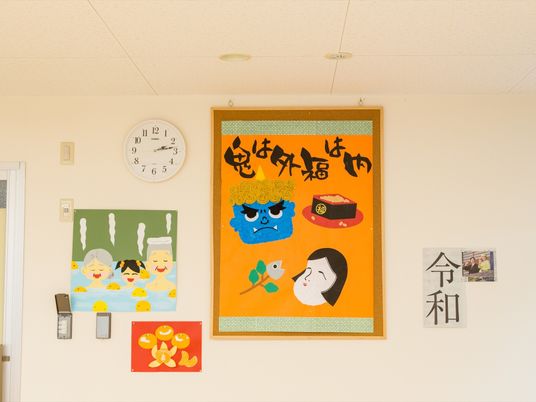 イラストと時計の壁面