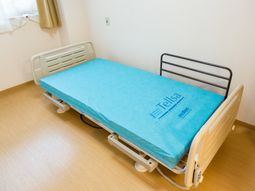 清潔な居室のベッド