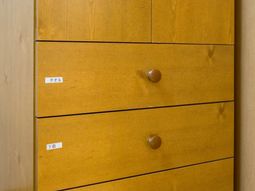 木製のタンスとラベル