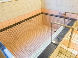 タイルの清潔な浴室