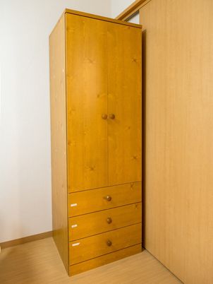 茶色の木製クローゼット