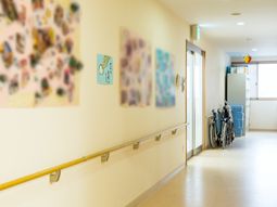 廊下に掲示物と車椅子