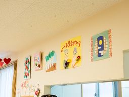 壁に飾る手作り掲示物