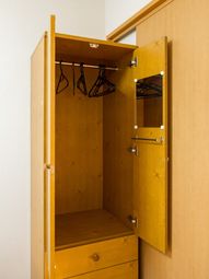 空の木製クローゼット