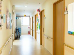 明るい廊下と掲示物