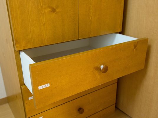 木製の開いた引き出し