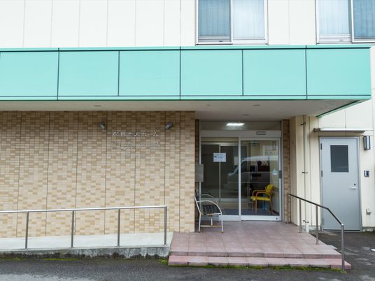 入り口と手摺りのある建物