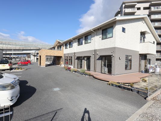 広々とした施設の外観