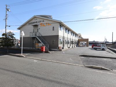 外観の建物と駐車場