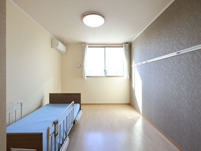 明るい個室の居室