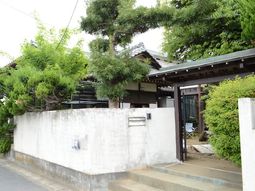 緑に囲まれた外観