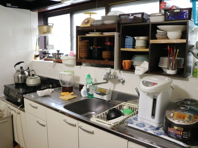 使用中のキッチン風景 食堂 様々な調理器具が整然と配置された機能的なキッチンです。日々の料理で活躍する暖かみのある空間を体験できます。
