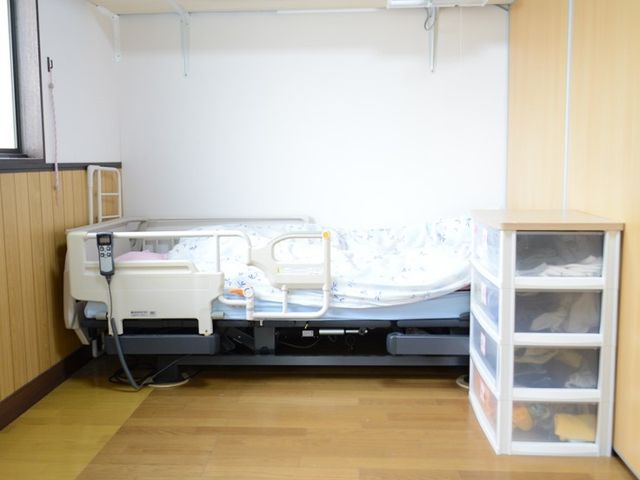 整った居室のベッド 居室 ゆったりとした居室には、使い勝手の良い電動ベッドと収納が完備され、快適な個人空間が確保されています。