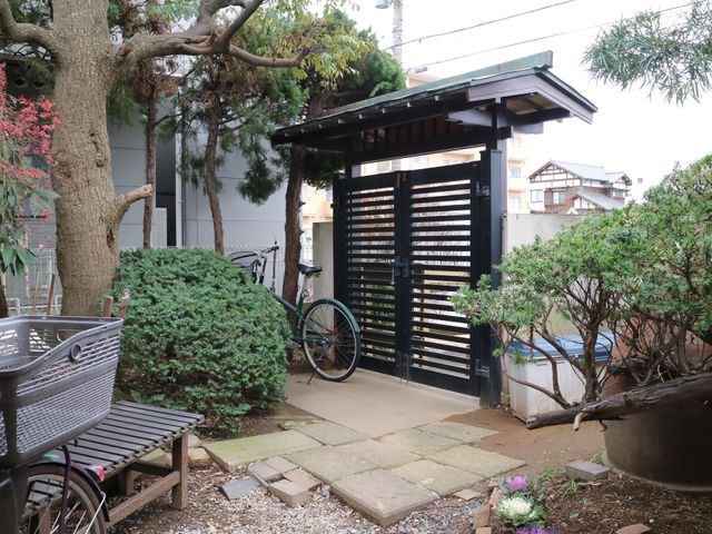 和やかな中庭入口 庭 広々とした緑豊かな中庭入口です。自然に触れながら休息をとることができ、入居者のリラックスタイムを支えます。