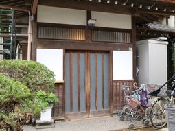 和風の建物のエントランス