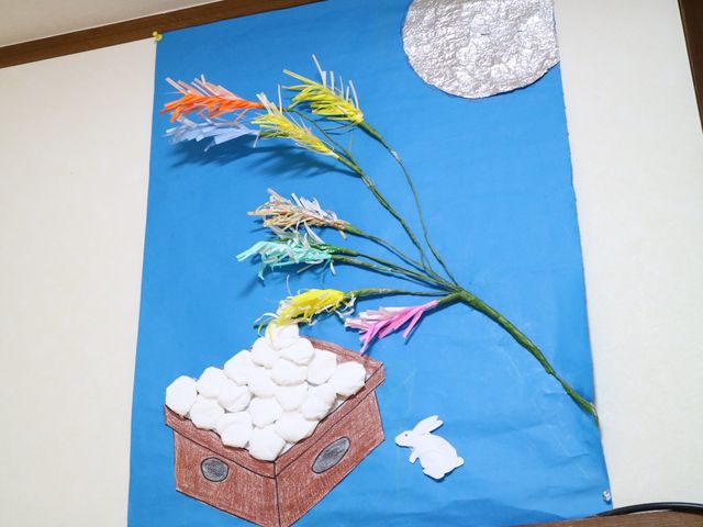 手作り壁飾りの掲示物 創作物 手作りの温かみが感じられる壁飾りです。利用者の方々の創造力と共有の楽しみが伝わるスペースがあります。